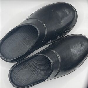 OOFOS Women/Men's Unisex Black Clogs Men 6 Women 8